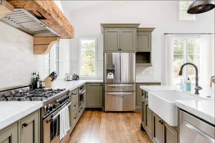 Exquisite luxury executive 2-suite cottage gallery image 3