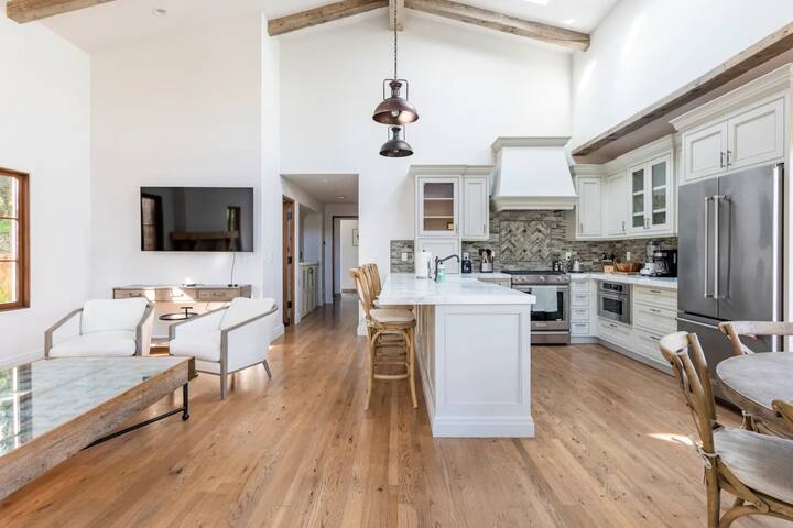 Exquisite luxury executive 3-suite cottage gallery image 3