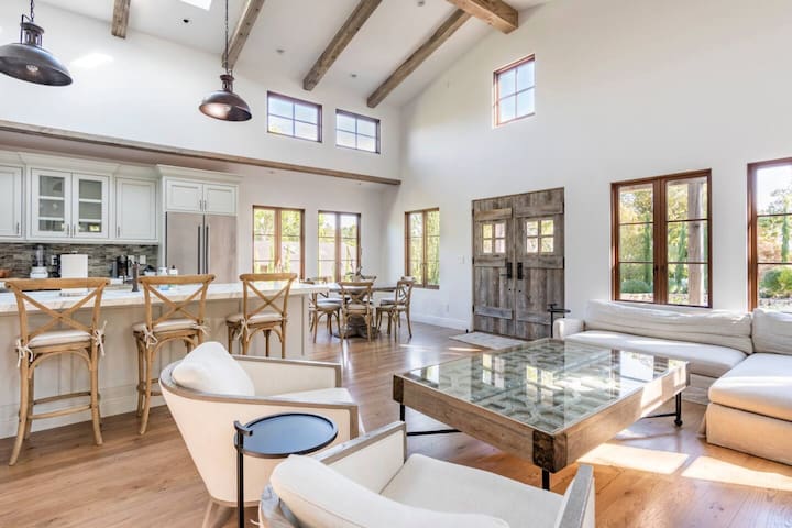 Exquisite luxury executive 3-suite cottage