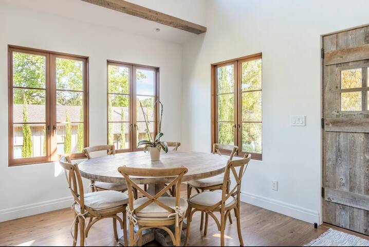 Exquisite luxury executive 3-suite cottage gallery image 2