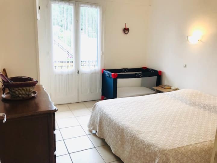 spálňa 3 

manželské postele + detská postieľka + skriňa a komoda