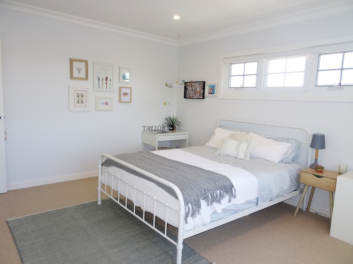 Спална соба 2 - брачен кревет (широк 150 - 179 см). Голема спална соба со доволно простор за душек на подот
