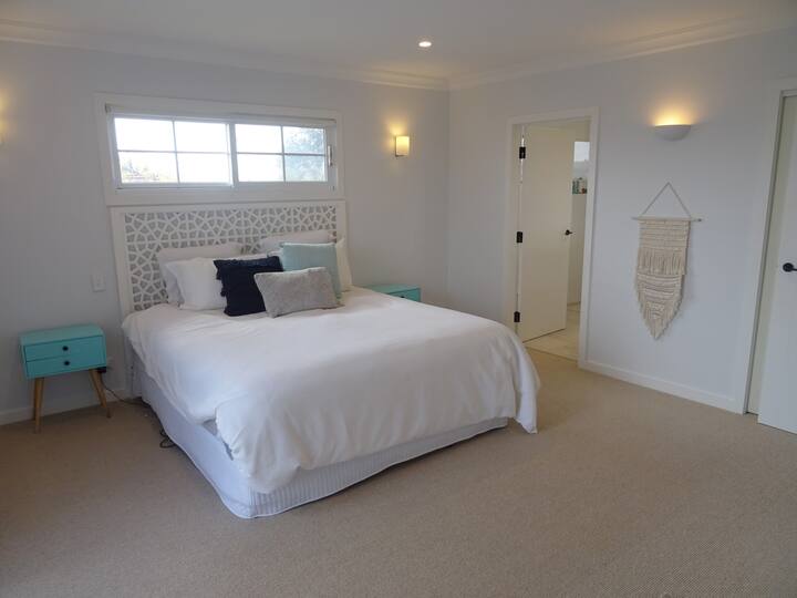 Огромна главна спална соба со брачен кревет (широк 150-179 см) и сопствена спална соба