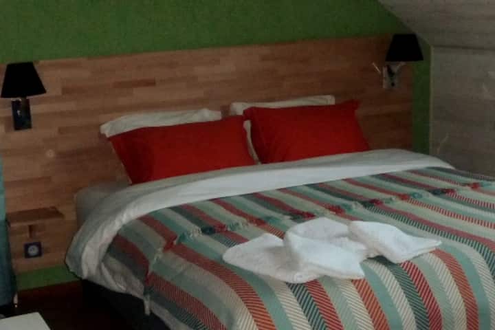 Dhoma e gjumit nr. 1: Krevat dopio "king" për një udhëtar të vetëm