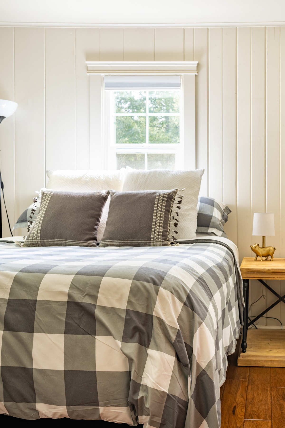 Our main bedroom has a queen sized bed. 

"We slept so comfortably in the soft linens and we felt perfectly rested each morning. "- Amanda, August 2020