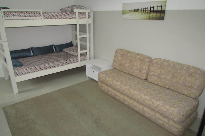 Stanza più grande con letto a castello e divano letto, aria condizionata e ventilatore a soffitto!