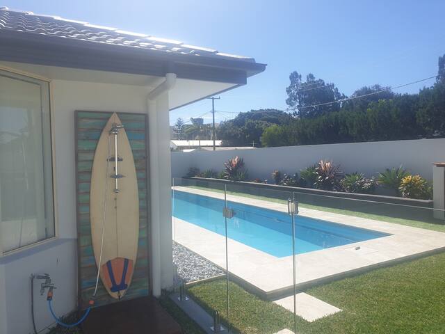 High Tide Golden Beach. Pet friendly