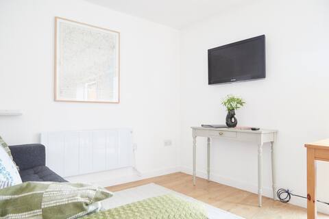 Popular Airbnb listing: The Lions Den in Hopton On Sea