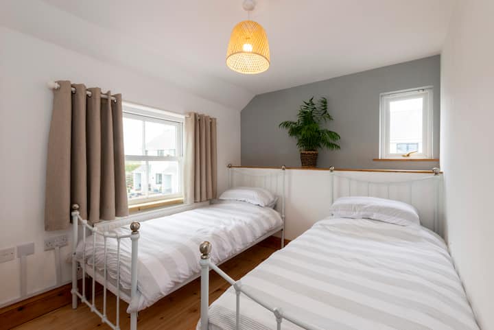 入口处设有双人卧室。请注意，小窗户上现在有一个灰色百叶窗。