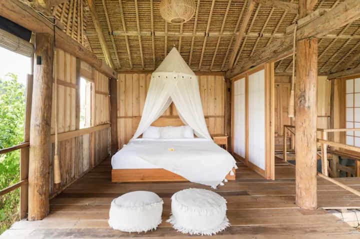 Vitanda vilijengwa kutokana na misitu ya taka kutoka kwenye vifaa vya jengo.