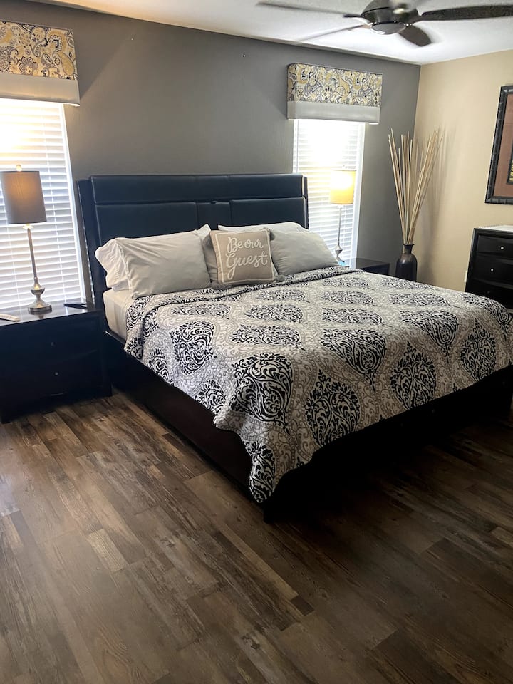 Kitanda cha Mfalme katika Chumba cha kulala Kuu/cha Msingi na SAKAFU MPYA... Imesasishwa mwezi Mei 2022!