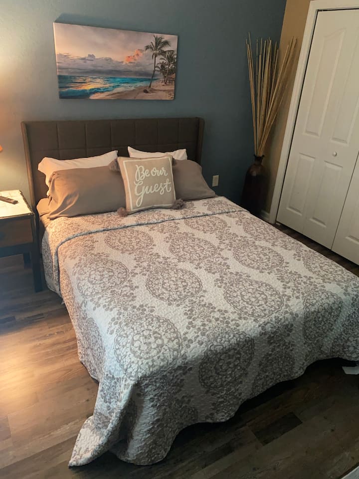 Chumba cha kulala cha wageni #2 Chumba cha kulala cha Malkia. 
Imesasishwa hivi karibuni mwezi Mei 2022 na sakafu mpya na Kitanda cha Malkia.