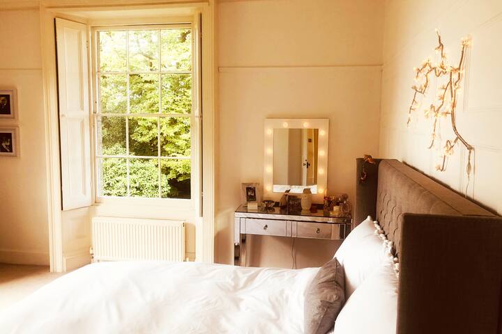 ห้องนอนขนาดคิงไซส์ 2.