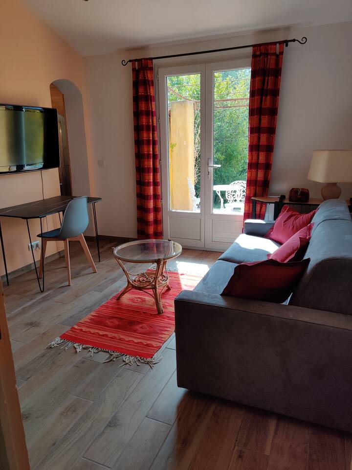 Studio me dhomë dushi mezzanine dhe en-suite, tarracë