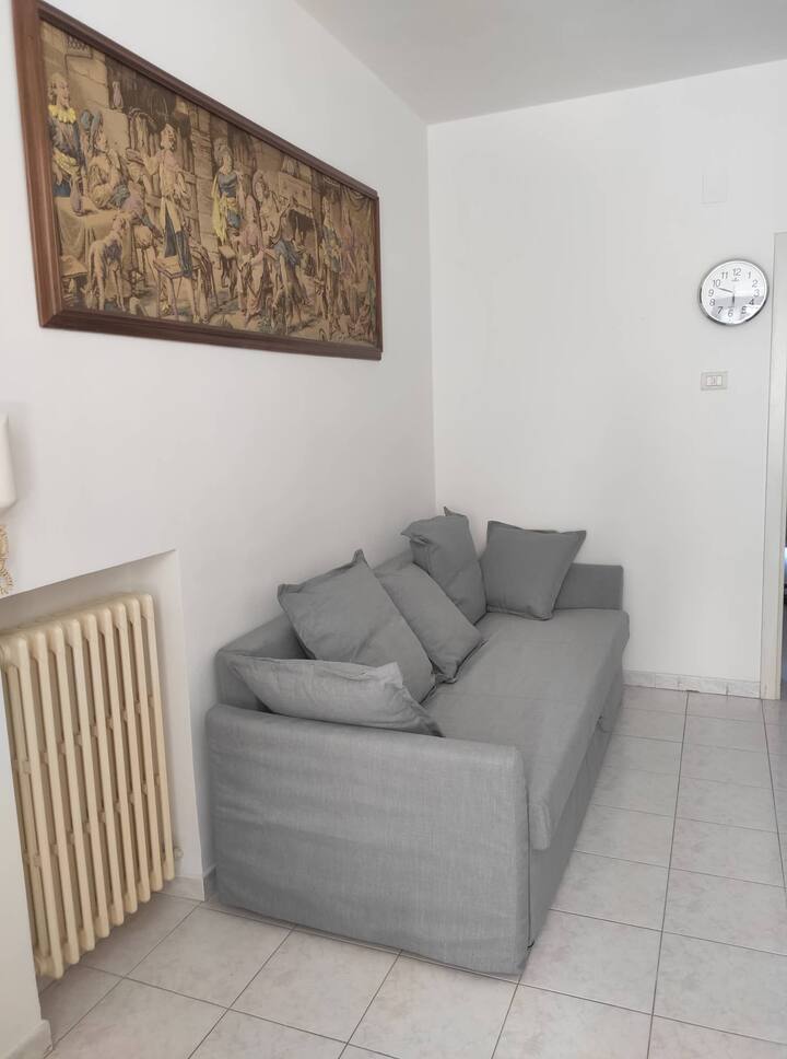 Divano letto doppio in soggiorno