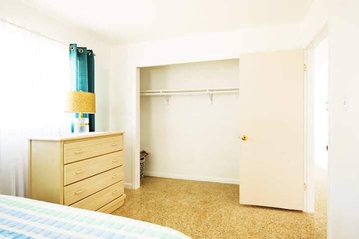 חדר שינה מס '1,
יש שידת מגירות וארון בגודל נוח שבו תוכלו להסתובב עם המגבות!
 רצפות הטרצו ברחבי הבית מתאימות לסביבה נקייה.