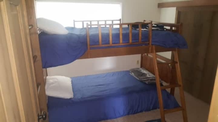 Dhomë me krevat marinari në katin e dytë; gjithashtu shkallë që ngjitet në loft me futon me madhësi "queen".