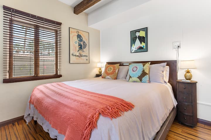 Dormitorio #4; cama de tamaño king, bellamente decorado.