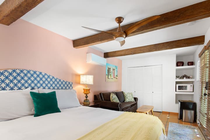 Dormitorio #2; Cama tamaño king en una hacienda casita clásica con baño privado. Amplio con cama de día adicional y nevera pequeña.