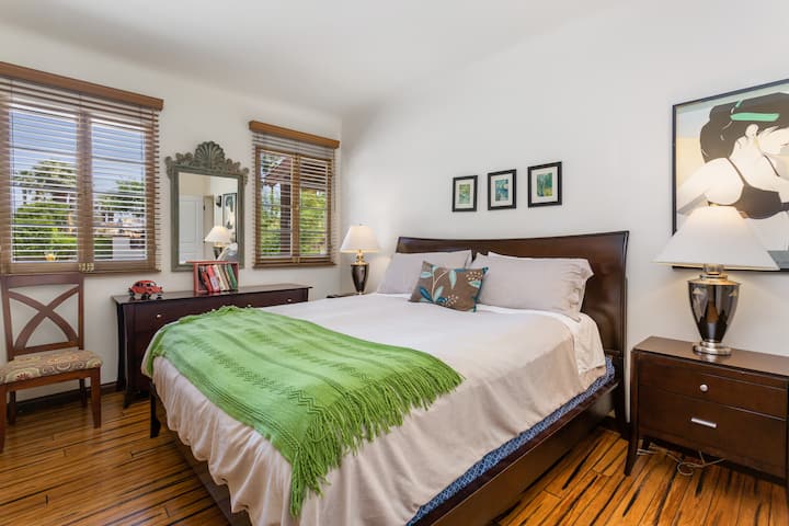 Dormitorio #3; cómoda cama tamaño king, estilo clásico y TV.