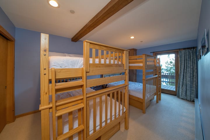 Ak máte veľkú skupinu, v hornej aj dolnej časti sú dve veľké poschodové postele, ktoré môžu ubytovať aj najväčšie zhromaždenia.