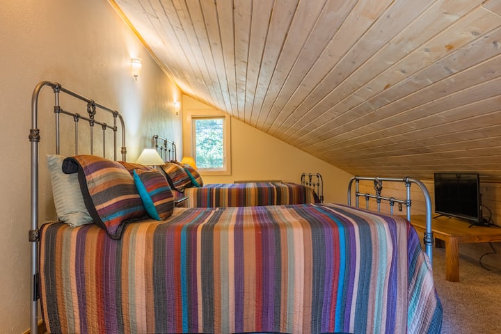 Third bedroom with one queen size bed, one full size bed, one twin size trundle bed and TV