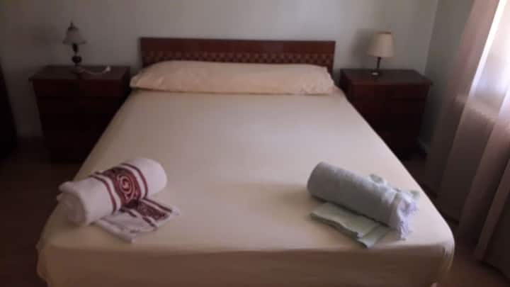 房间配有双人床135厘米+ 1张单人床90厘米