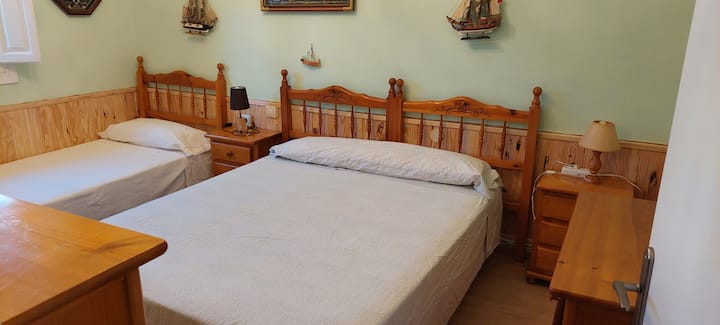 房间配备150厘米的双人床+ 1张90厘米的单人床