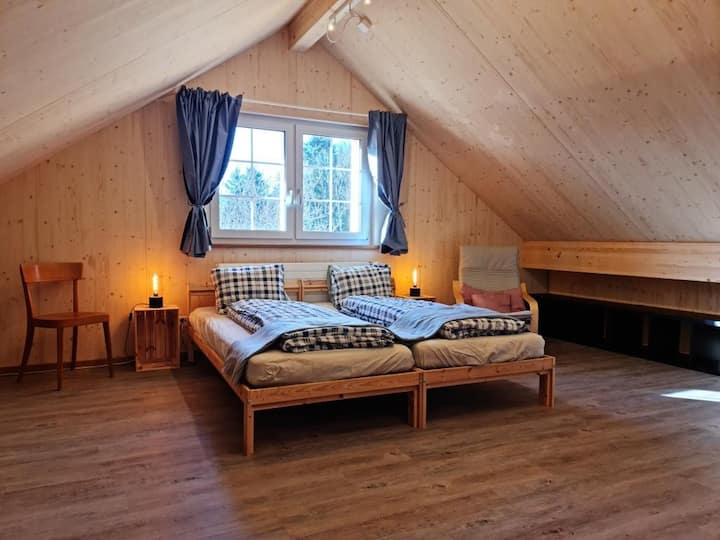 Schlafzimmer DG mit Doppelbett (zwei Einzelmatratzen à 90x200). (Babybett kann dazugestellt werden). Ein Luftbett für eine 10./11. Person kann aufgestellt werden. Neu renoviert im Jahr 2022.