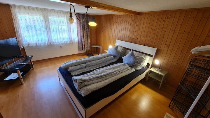 Schlafzimmer mit Doppelbett (140x200) im EG