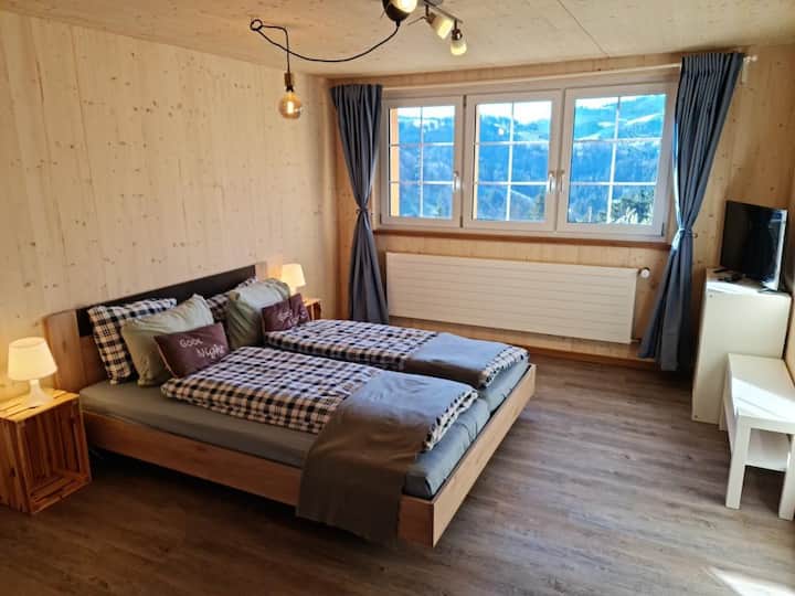 Elternschlafzimmer im Obergeschoss mit Doppelbett (zwei Einzelmatratzen à 80x200) mit Einbauschrank (neu renoviert 2022) - ohne Babybeistellbett.