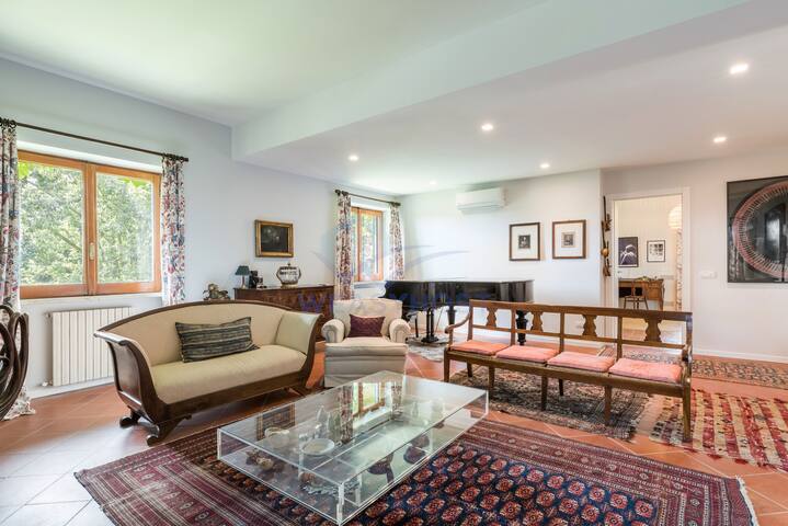 A green gate to Rome gallery image 4