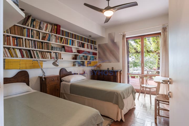 A green gate to Rome gallery image 5