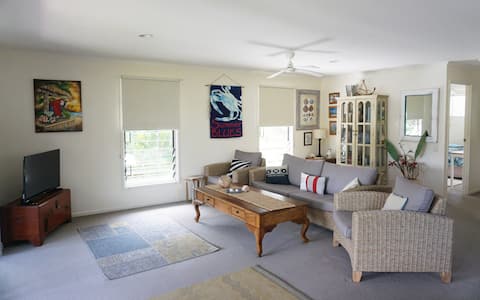 Successful Airbnb property: The BOATHOUSE canal front apartment in Noosa Shire