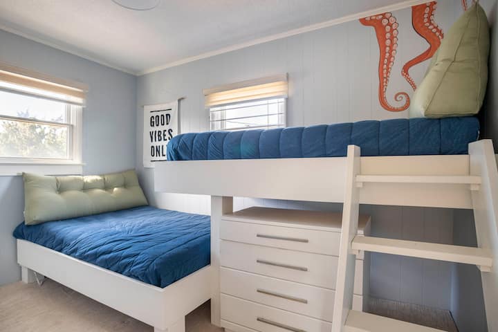 חדר ילדים עם מיטה מלאה (תחתונה) ומיטת יחיד (עליונה). יש להוסיף מעקות בטיחות. 