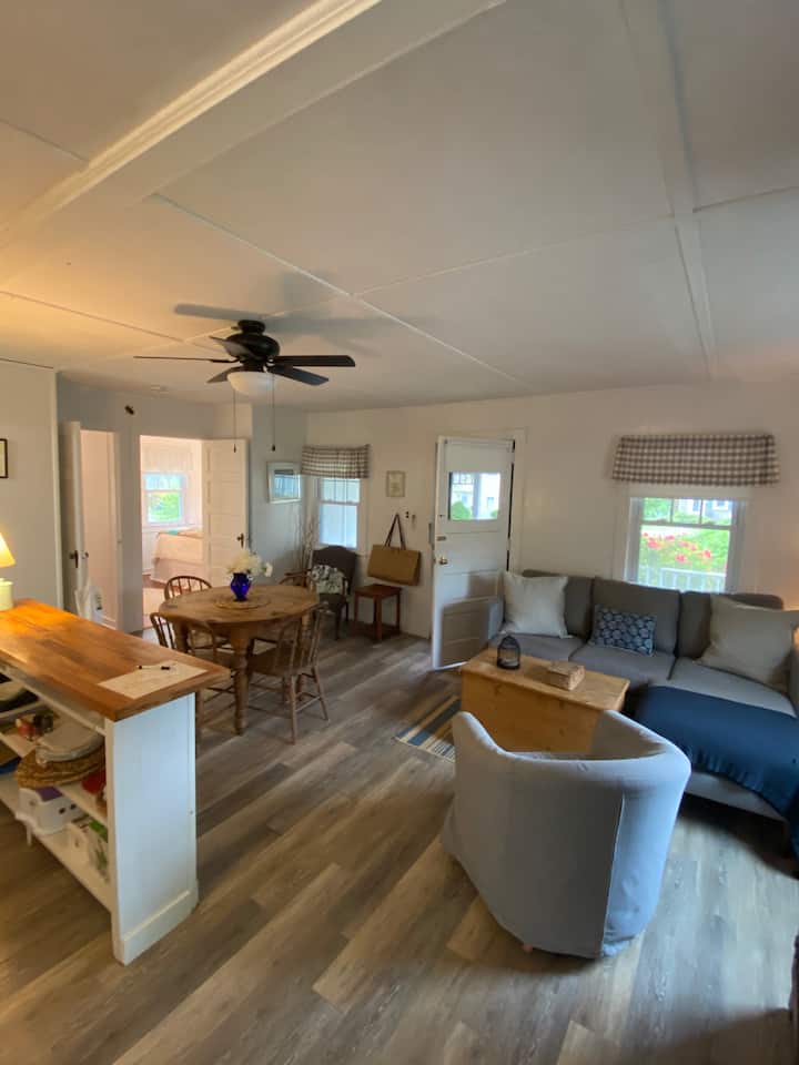 New Suffolk Beach Cottage 1 | North Fork - Duck Walk Vineyards, Southold