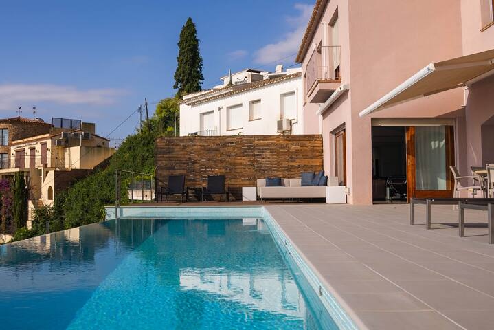 Begur Villa with Infinity Pool and Stunning Views gallery image 4