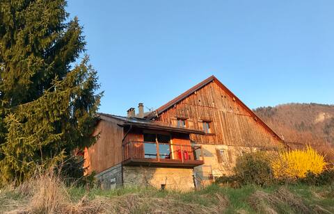 Renovated farmhouse: 8sleeps 4rooms Lakes/Mountain