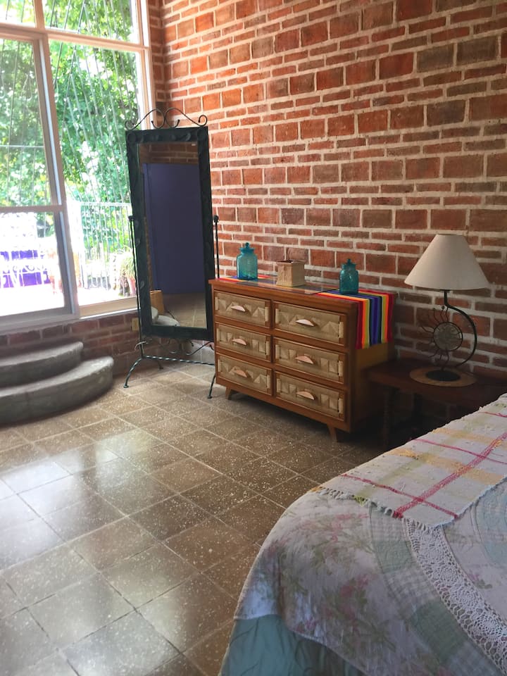 Dormitorio 1, segundo nivel.  Hermosa construcción de ladrillo en las paredes y el techo.  Pisos de baldosas inmaculados en toda esta casa.