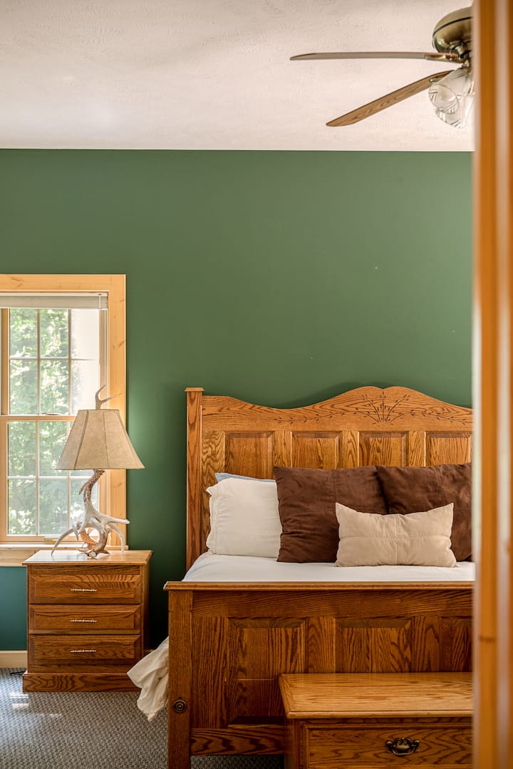 Დიდი საძინებელი და პირადი აბაზანა მდებარეობს სამზარეულოდან პირველ სართულზე. 