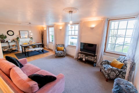 Top Airbnb: *NEW* Luxury Thames View Riverfront + Home Cinema in Cobham