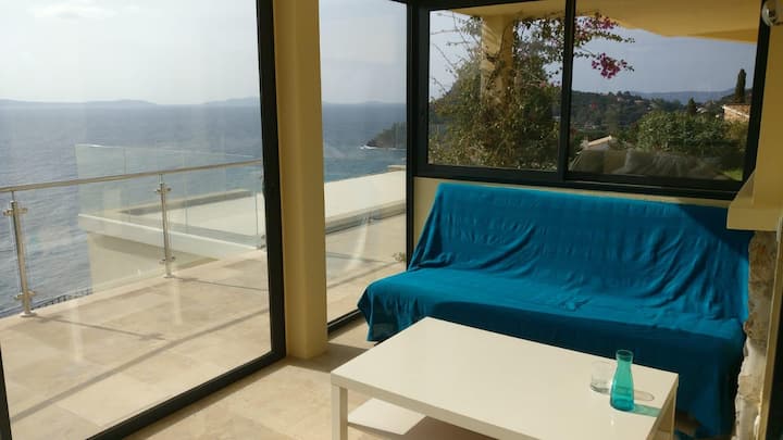 วิวทะเลของอีสต์สตูดิโอ + โซฟาเบด