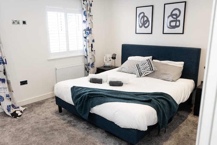 主卧配备超大号双人床和百叶窗/窗帘，可俯瞰我们旁边的空间