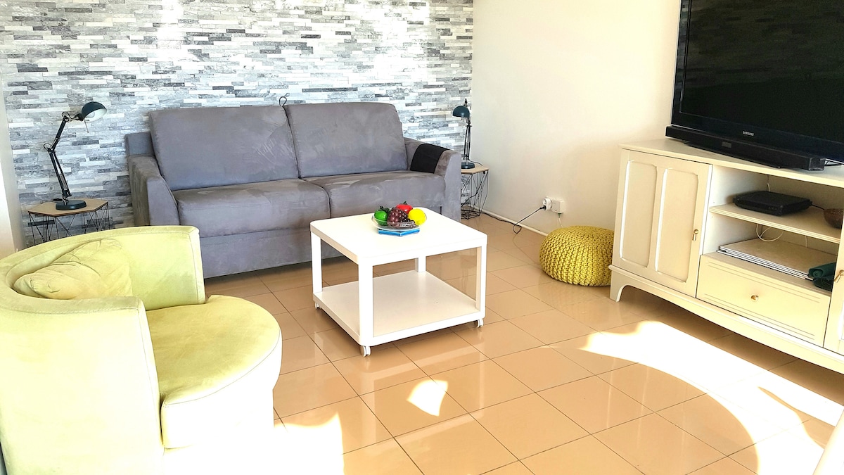 Top Airbnb: T2 very close to beaches, shops, restaurants, sea view in Toulon