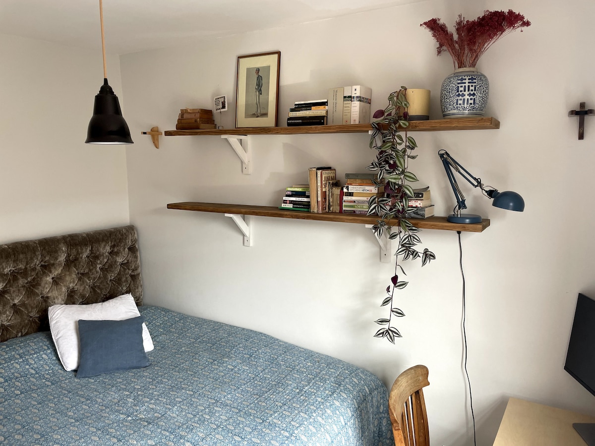 חדר שינה 1, עם מיטת קינג - סייז נוחה מאוד ושולחן כתיבה.