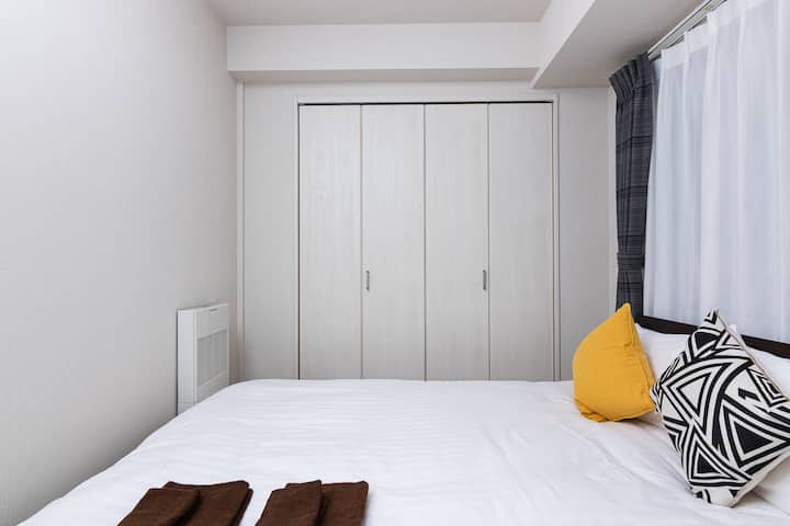 客厅旁边有一张双人床可容纳2位房客的双人床。有一间带双人床的卧室，可供2人入住