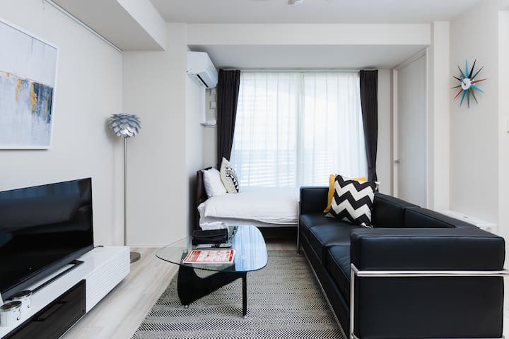 我们为您提供舒缓旅途疲惫的空间。设备齐全，有空调！ 客厅里还有一张可供1人使用的单人床。