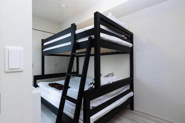 独立卧室有一张双层床，可供3位房客共用。 另一间卧室有一张双层床，可供3人入住。