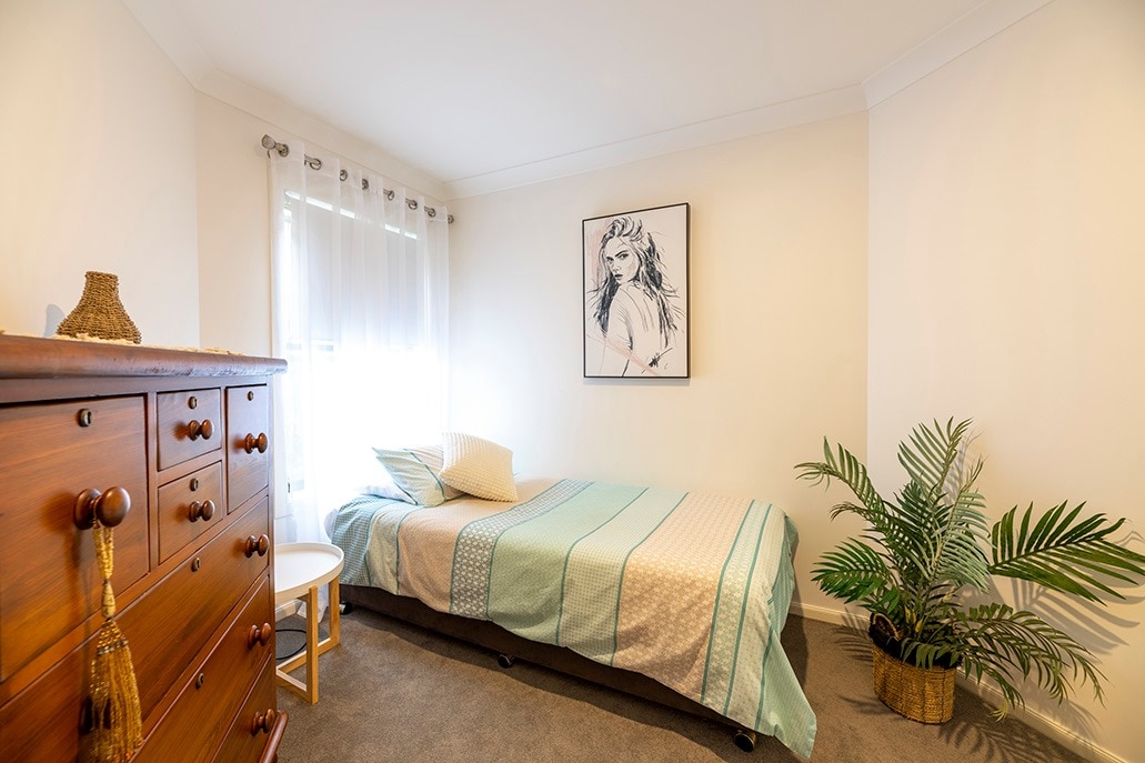 חדר שינה 3, עם מלך יחיד. 