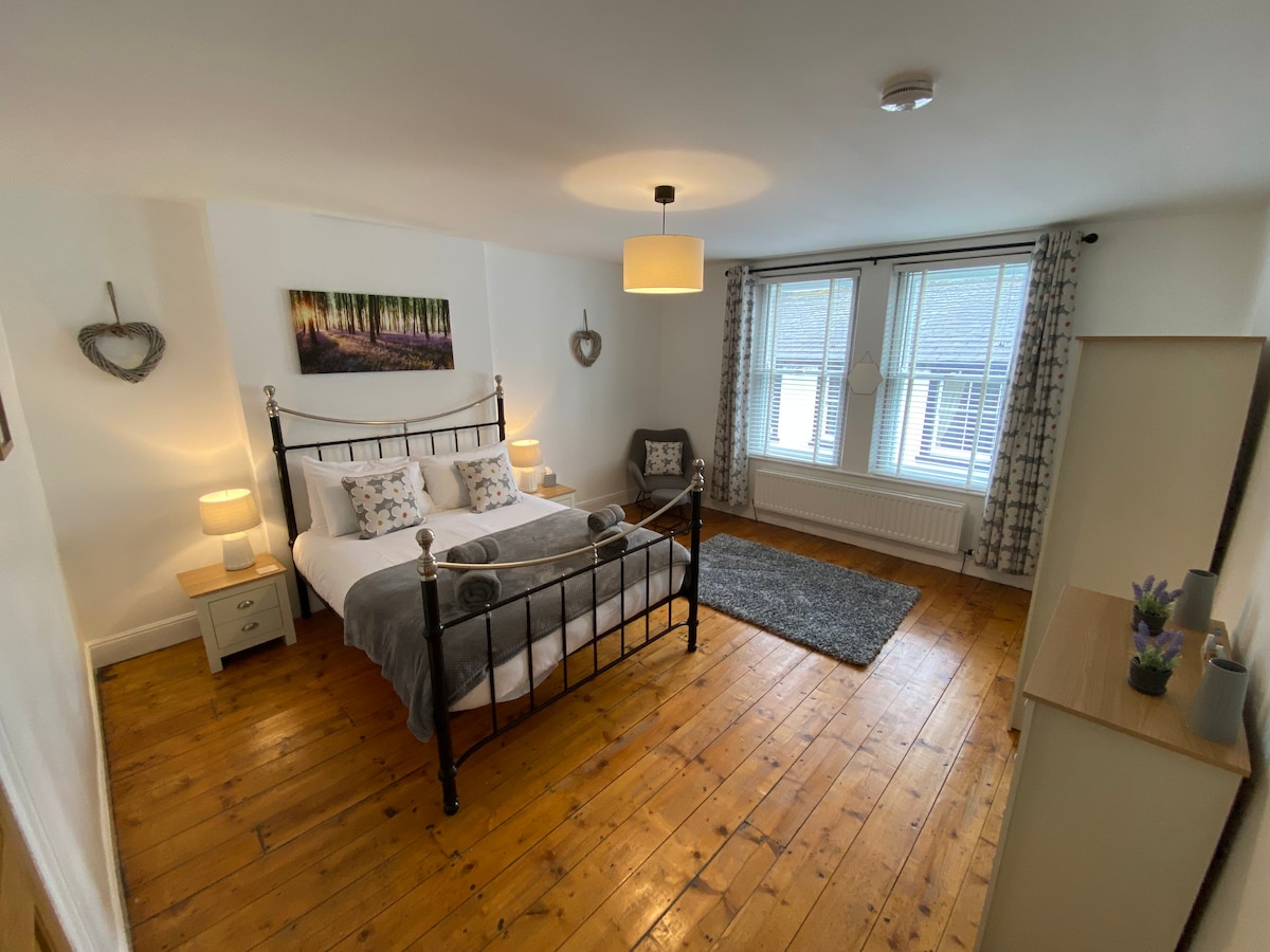 Bedroom 1 - a spacious main bedroom with large king sized metal bedstead with super comfy mattress. Bedside cabinets with side lamps and nearby socket for phone charging. Double wardrobe and drawers.